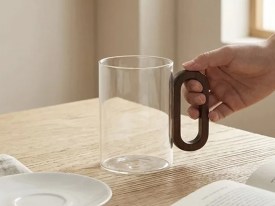 Jarro vidrio con manija madera 